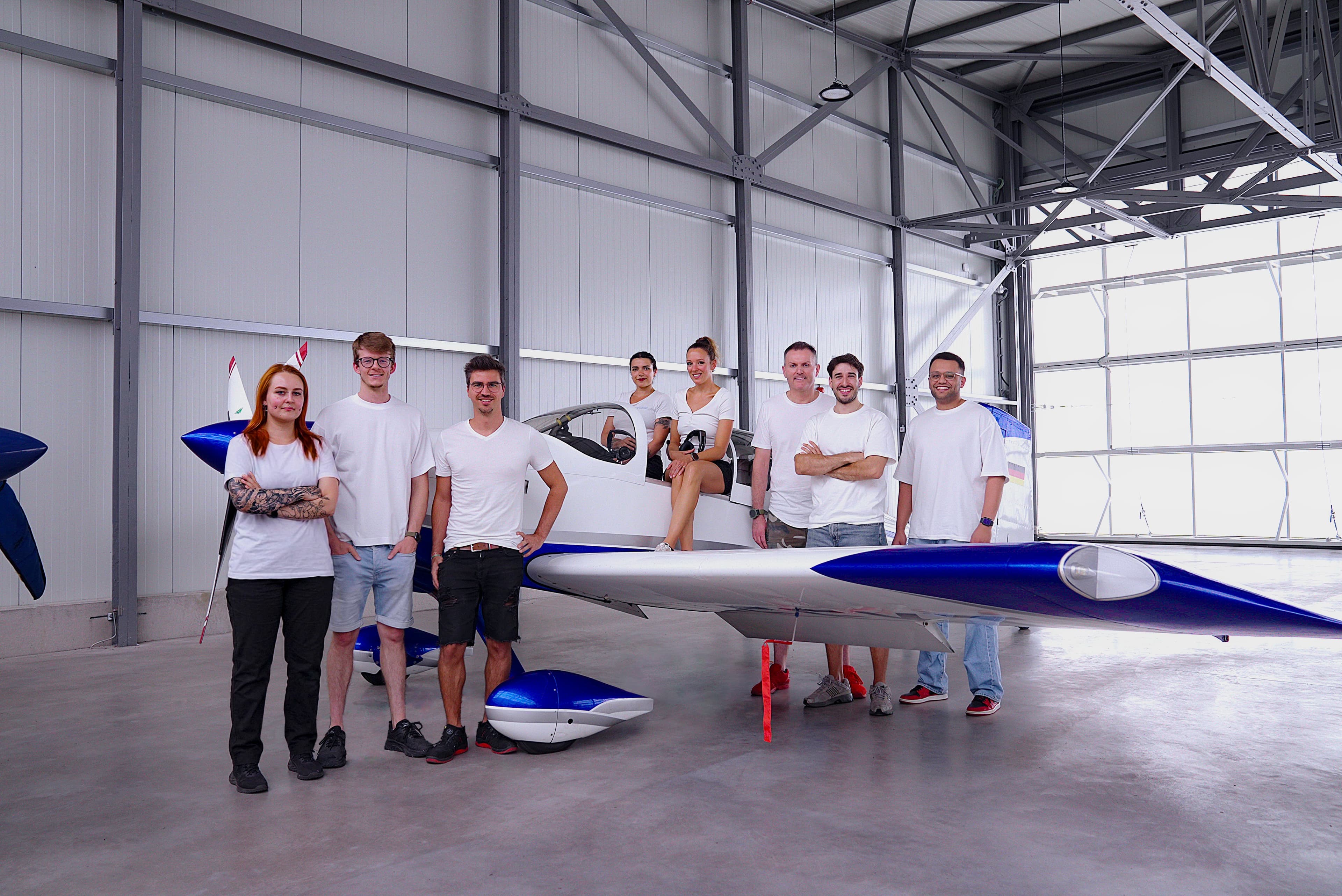 Das SKUNKWORK Team vor dem MG Colors Gebäude